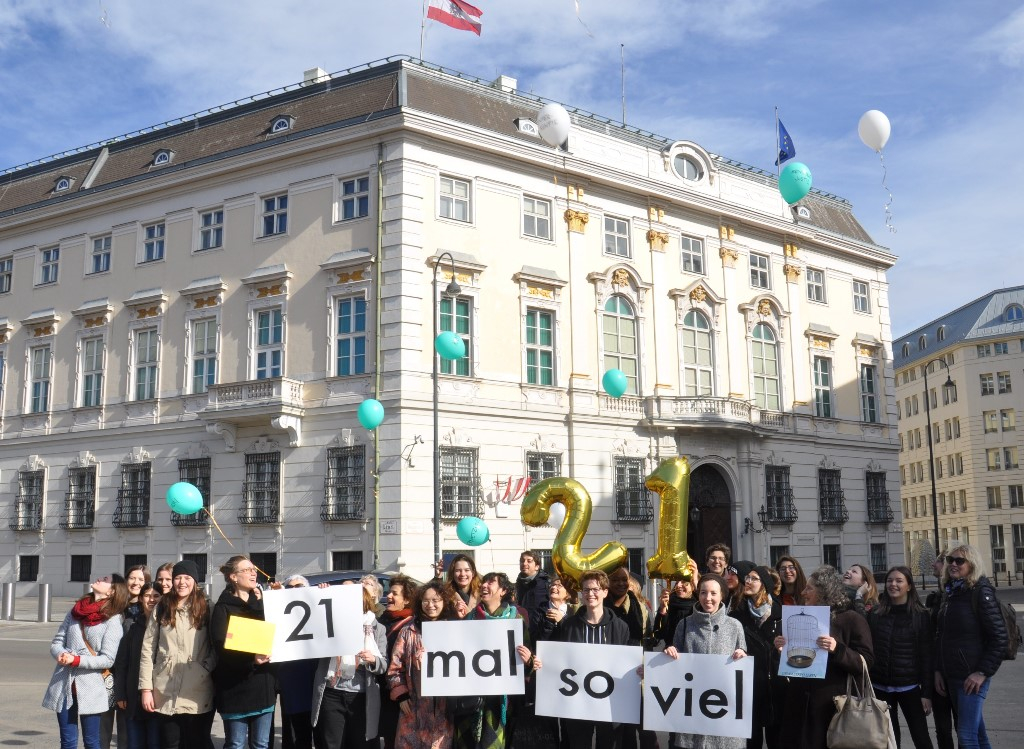 Die Allianz "Gewaltfrei leben" vor dem Bundeskanzleramt Die Allianz "Gewaltfrei leben" vor dem Bundeskanzleramt