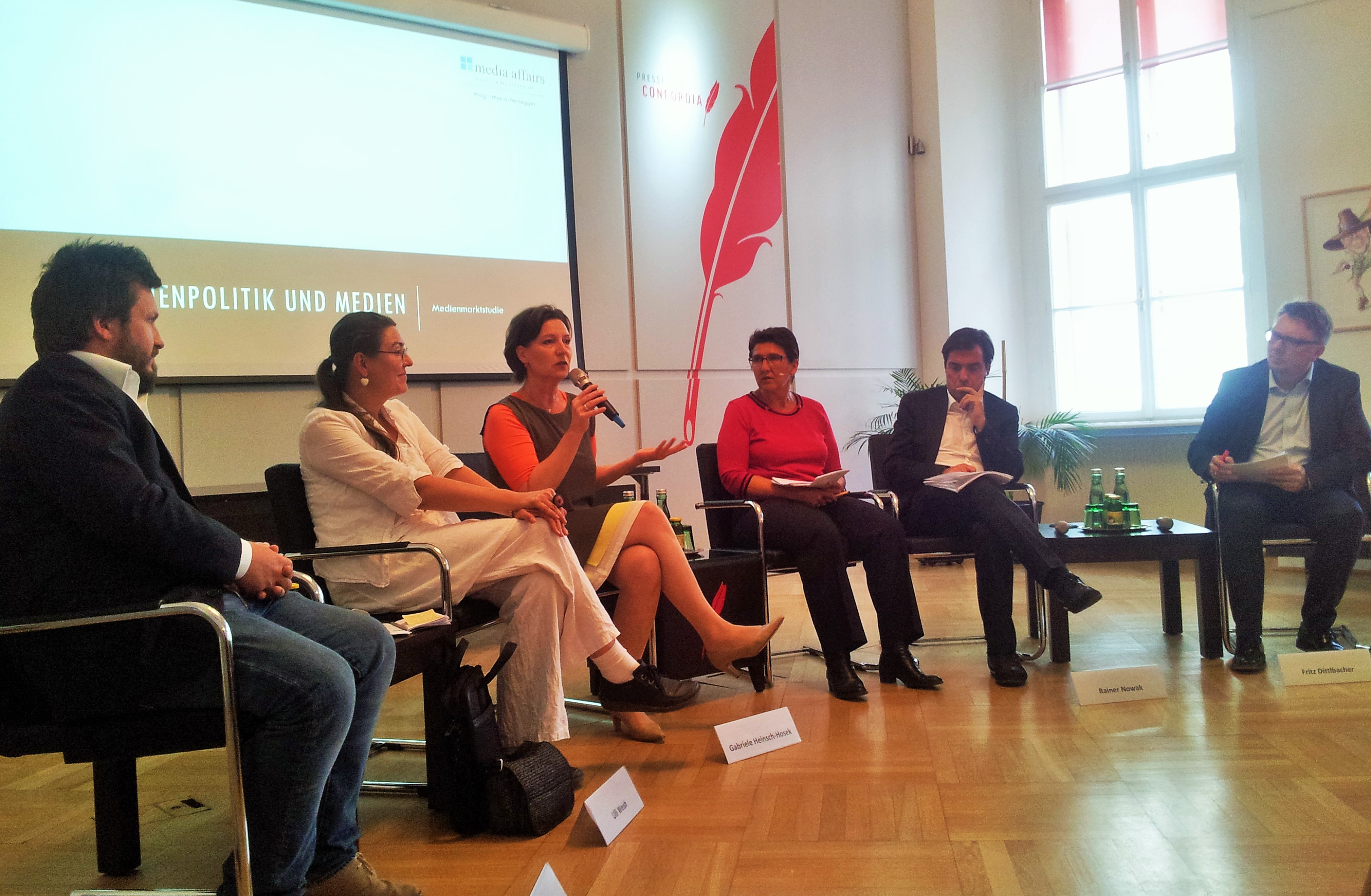 Am Frauenring-Podium wurde heftig diskutiert Am Frauenring-Podium wurde heftig diskutiert