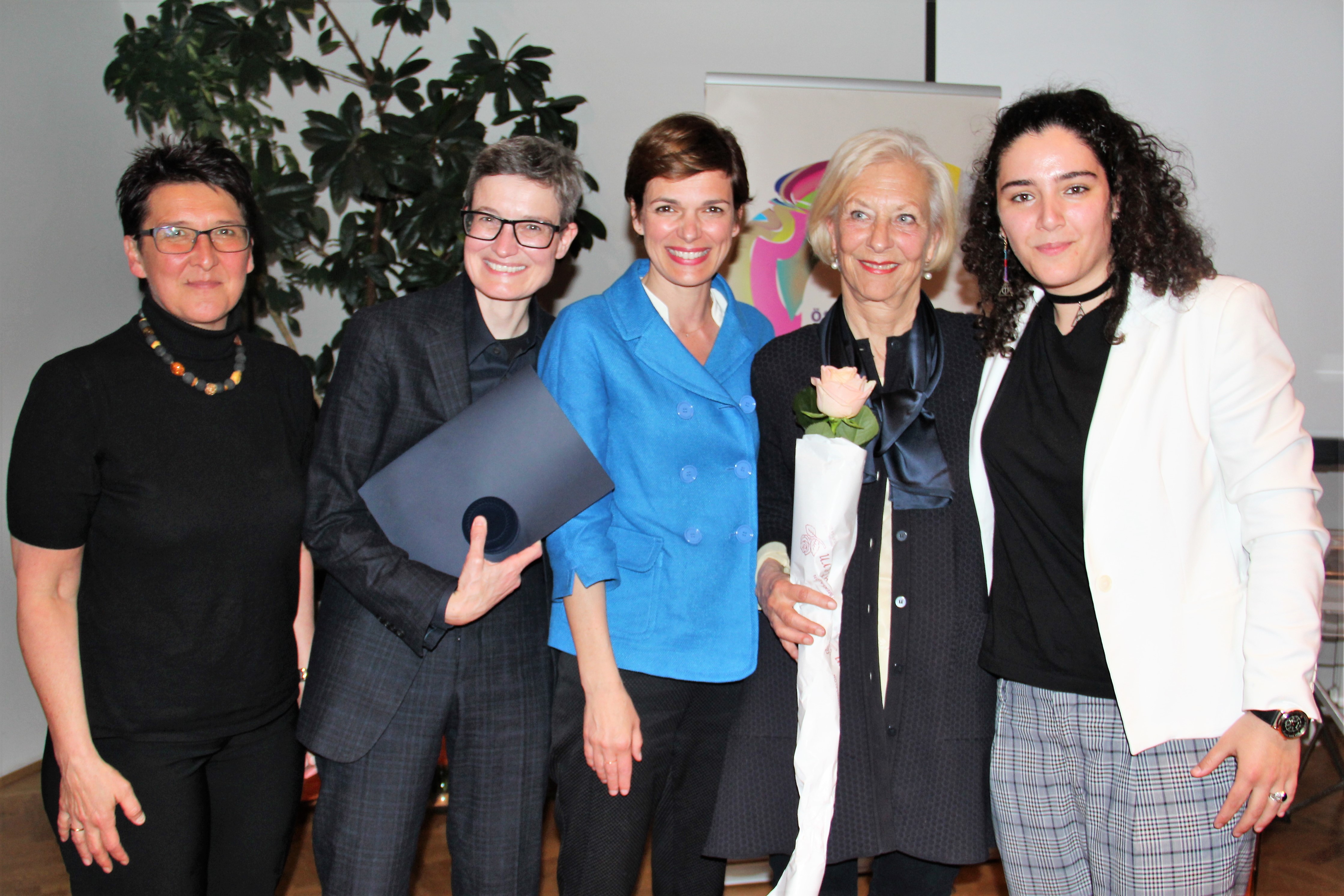 Frauenring-Preisträgerinnen 2017 mit BM Rendi-Wagner und ÖFR-Vorsitzender Sonja Ablinger Frauenring-Preisträgerinnen 2017 mit BM Rendi-Wagner und ÖFR-Vorsitzender Sonja Ablinger