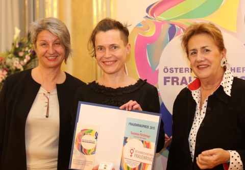 Electric Indigo erhält den Frauenring-Preis 2015 von Barbara Klein und Christa Pölzlbauer (c) Georg Stefanik / BKA
