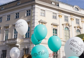 21 Luftballons mit Forderungen