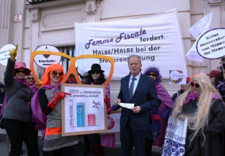 BM Mitterlehner mit der Femme Fiscale