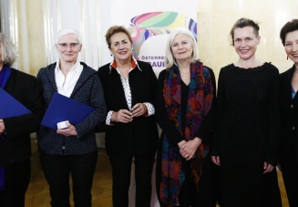 Die Frauenring-Preisträgerinnen 2015 mit Gabriele Heinisch-Hosek und Christa Pölzlbauer (c) Georg Stefanik / BKA