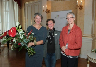 Brigitte Hornyik, stv. Vorsitzende des ÖFR, gratuliert Barbara Klein Der Österreichische Frauenring gratuliert Barbara Klein